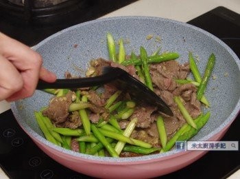 step4: 最後下蘆筍兜勻便可上碟食用。