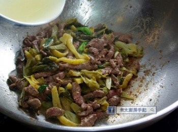 step8: 放入炒過的酸菜和蔥蒜炒勻，加入半碗清雞湯煮滾。