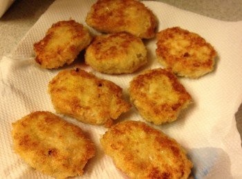 step9: 放在廚房紙上吸油，配以沙律醬即可享用