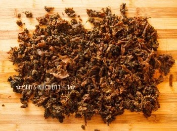 step2: 接著把梅干菜擰乾，並且切成細碎狀。