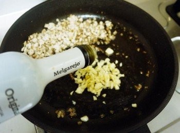 step2: 絞肉炒至微焦黃撥在一旁放入蒜末一起拌炒 (因為我選的絞肉比較少油，所以我會添加一點油比較好拌炒)
