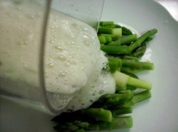 step3: 山藥打成泥，愛吃山藥塊狀口感的略打一下即可! 接著把山藥泥淋在青蘆筍上