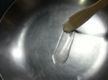 step8: 蒸碟掃上一層薄油