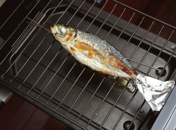 step6: 用烤架烘烤約10分鐘，烤出漂亮的烤色。若怕尾部烤焦，則包上一層鋁箔紙。如烤架一次只能烘烤一面，則先烘烤表面，烤出色澤後再翻面烘烤裏面。