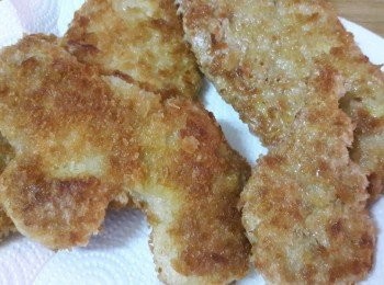 step5: 炸好後放到厨房紙巾上吸油 , 等五分鐘後再切片