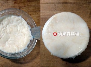 step7: 用刀在容器裡輕輕刮一圈後，將容器倒扣，即可輕易取出蘿蔔糕。