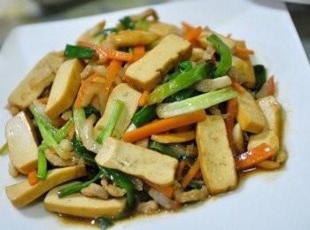 step5: 起鍋前調味，放入醬油、醬油膏、砂糖及胡椒粉均勻拌炒幾下即可~