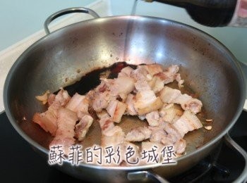 step5: 從鍋邊加入醬油，炒出焦香鍋氣，與五花肉拌炒均勻上色。