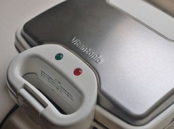 step5: 蓋上鬆餅機，加熱約3分鐘到上色。