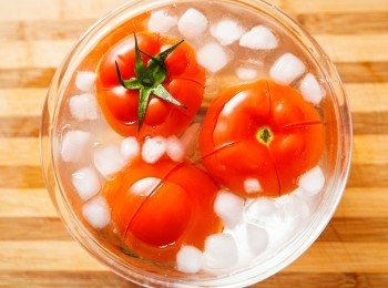 step3: 將蕃茄丟入冰水中浸泡60秒。