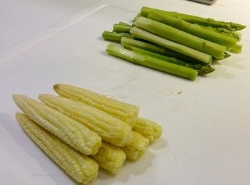step1: 蘆筍和玉米筍洗淨，將蘆筍粗纖維削掉，備用。
