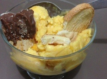 step2: 放入冰格、每格一至兩小時取出番動撥打一下會令雪糕更香滑可口