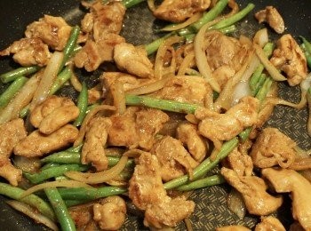 step7: 洋蔥變軟後，加入法邊豆和<a href="https://bit.ly/2ZxapeY" target="_blank" data-keyword="雞扒" class="guide-link"><strong>雞扒</strong></a> <span style="display:inline-block;vertical-align:middle;margin-top:-3px;color:initial;border-radius:3px;padding:2px 3px;font-size:12px;line-height:14px;background:#87d300;color:#fff;">即買</span> 炒匀2分鐘，用熱力煮熟。