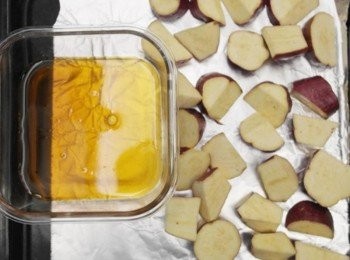 step3: 烤盤上墊一張烘焙紙或鋁箔紙擺上地瓜與蜂蜜糖漿!!!放入水波爐使用水波蒸氣燒烤模式/時間約20分鐘!!!**也可以用一般烤箱190度去烤唷^^ 時間到後用竹籤可輕易插入即可囉!!!!