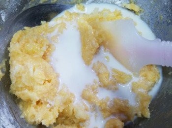 step2: 慢慢加入已過篩的低筋粉及泡打粉，拌成糊。