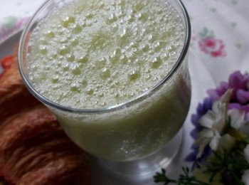 step4: 並加入200cc的冰開水 , 即可攪打