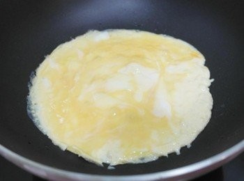 step2: 將雞蛋打成蛋液後煎成蛋皮後切成長條狀備用!!!