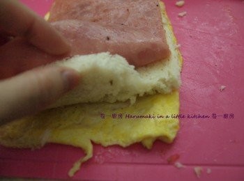 step3: 先放煎好雞蛋,方飽置中, 再放火腿, 卷著完成