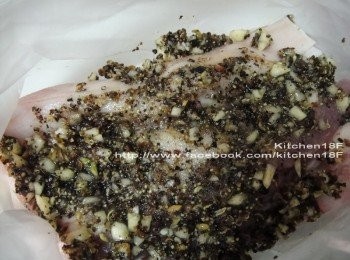 step6: 將每段五花肉一一放進塑膠袋裡，並將已完成的<span class="group_2">醃料</span>平均分配倒進各塑膠袋中。再用手將<span class="group_2">醃料</span>均勻塗滿五花肉表面，並稍加拍打按摩入味。