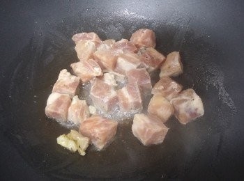 step1: 大蔥洗淨切段備用, 
 豚肉粒解凍，用適量鹽&黑胡椒碎醃20分鐘, 
預備鑊，開火不用加油，放豚肉粒，中大火煎3-4分鐘，約8成熟
(因豚肉粒會出油，所以不用預先加油)