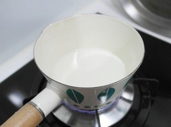 step8: 烤蛋糕的時候我們來做<span class="group_2">卡士達醬</span>吧:)將牛奶稍微熱一下~~溫溫的就可以!!!