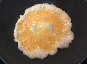 step4: 熱鍋放入油，蛋打散，炒半熟後起鍋。