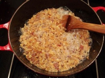 step6: 過程中需不斷用鏟子輕輕拌炒(使用中小火),讓紅蔥頭可均勻受熱爆香亦可避免黏鍋,當紅蔥頭爆香至顏色快焦黃時(先熄火),利用餘溫慢慢攪拌均勻上色,當全部變焦黃色時立即用漏勺全部撈出放在盤子裡放涼。