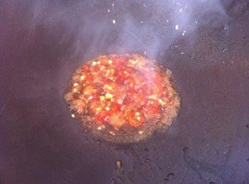 step2: 2 取出鍋加入食水煮滾，把釀好的西蘭花燙過燒水至西蘭花變軟。盛起瀝乾水分待用。