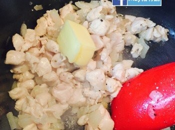 step2: 燒熱油鑊，先將洋蔥炒至軟身。放入雞肉，加鹽、黑椒和百里香調味，雞肉炒至轉色，加入牛油煮溶。