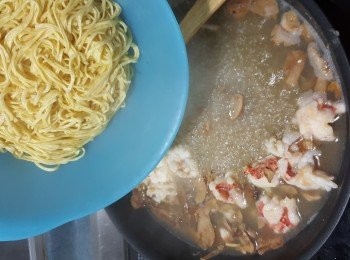 step12: 加入已經煮軟身的伊麵炒勻煮滾(不需煮太耐,落伊麵後煮滾即可)