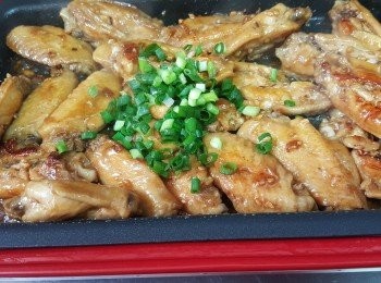 step10: 開盖落蔥花炒勻至收汁
(如喜好辣椒，可以將辣椒切粒同<a href="https://bit.ly/3zHU5V3" target="_blank" data-keyword="雞翼" class="guide-link"><strong>雞翼</strong></a> <span style="display:inline-block;vertical-align:middle;margin-top:-3px;color:initial;border-radius:3px;padding:2px 3px;font-size:12px;line-height:14px;background:#87d300;color:#fff;">即買</span> 一起炒，會更野味)