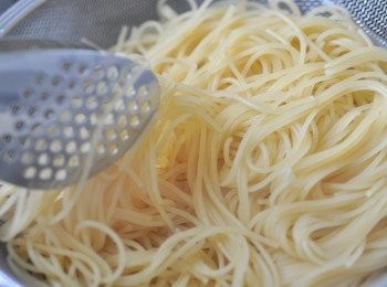 step1: 滾水下一茶匙鹽，下天使麵煮4分鐘，隔水備用。