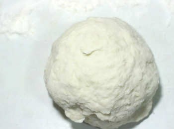 step5: 比例是經典的2:1, 揉搓至三光是很容易的。成麵團後, 再多揉一會, 不再有麵碎, 較為光滑就可以給它作醒麵。約30分鐘, 也就是我們調餡料的時間。