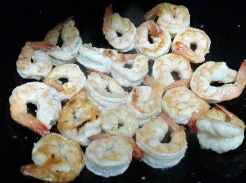 step8: 鑊燒熱，倒入適量油，放入蝦仁煎香，煎至蝦仁兩面金黄色即可盛起