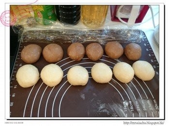 step3: 完成後將麵團輕輕按壓排出空氣, 將兩個麵團各分割成6份, 每份約49g, 醒麵15分鐘。