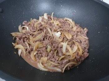 step3: 將牛肉加汁舖在真珠飯上。可按喜好加上溫泉蛋伴食。