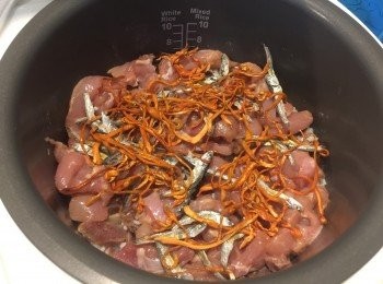 step3: 到電飯煲有微蒸氣既時候，鋪上雞肉、蟲草花同日式小魚乾，繼續煮。