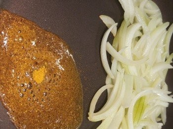 step3: 先用油爆香洋蔥,將洋蔥撥埋一邊,再加少許油爆香咖哩粉,爆香咖哩後,將洋蔥和咖哩炒勻。