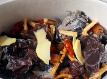 step2: 紅棗去核，準備好材料，清洗一下，然後放入燉盅。