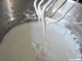 step2: 打到糖粉完全溶解後用攪拌器拉糖霜滴下去後4秒內會攤平 (這個就是軟質糖霜,適用無大面積打底)
