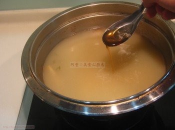 step11: 加入加入魚露和白糖調味。