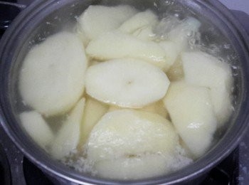 step1: 先將馬鈴薯去皮，切成大小相約的小塊。放入一鍋水內，用中火煮至水沸，轉至小火煮至30至45分鐘至馬鈴薯軟身