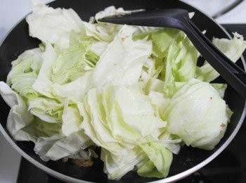 step3: 接著把切好的高麗菜加入!!! 拌炒他們囉~~
