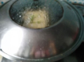 step8: 鍋中水燒開，放入蒸架，大碗放在蒸架上，上汽後蒸10分鐘左右。