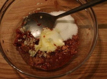 step2: 可以開始做饀皮，將剁好的蒜末、南乳、南乳汁、五香粉、糖、牛油和水攪勻成糊狀。