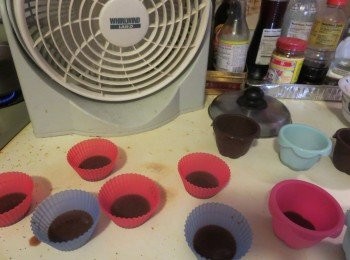 step5: 先放巧克力色，然后拿风扇吹，半干的时候再加白色，做法一样至所有的颜色用完。每次放入燕菜的分量要一样，那么出来的千层燕菜糕就会一样的层次。待凉，收入冰箱冷藏至硬即可。