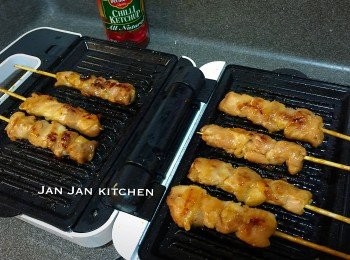 step1: <a href="https://bit.ly/2ZxapeY" target="_blank" data-keyword="雞扒" class="guide-link"><strong>雞扒</strong></a> <span style="display:inline-block;vertical-align:middle;margin-top:-3px;color:initial;border-radius:3px;padding:2px 3px;font-size:12px;line-height:14px;background:#87d300;color:#fff;">即買</span> 洗淨抹乾切件，喜歡有皮無皮，適隨尊便，加醃料醃15分鐘，用竹籤串起。怕煩可買已串好的雞肉串。預熱燒烤機，加點油，將雞串放上燒烤。