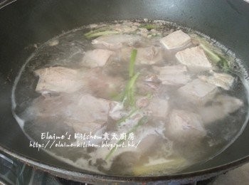 step3: 鑊中加入水 , 薑片 , 蔥白 , 酒拌勻煮滾 , 加入羊腩用中火出水10分鐘