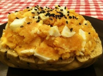 step6: 將饅頭對切，用湯匙挖取步驟5的地瓜泥蛋沙拉舖上，再灑上黑芝麻和白芝麻，就完成了。