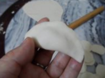 step4: 放入餡料，對折捏緊 。